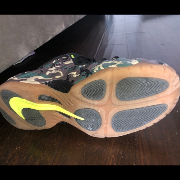 Athletic_Shoes
